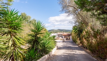 Resa Estates vastgoed te koop Ibiza Geraldine finca san lorenzo noorden entrance .jpg